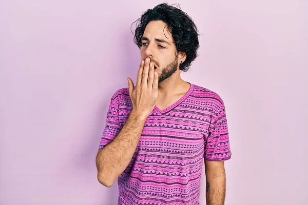 Snygg Hispanic Man Bär Casual Rosa Shirt Uttråkad Gäspande Trött — Stockfoto