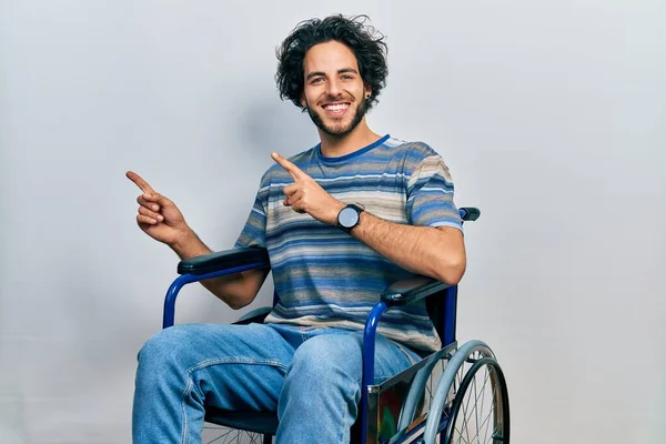 Yakışıklı Spanyol Bir Adam Tekerlekli Sandalyede Oturuyor Gülümsüyor Kameraya Bakıyor — Stok fotoğraf