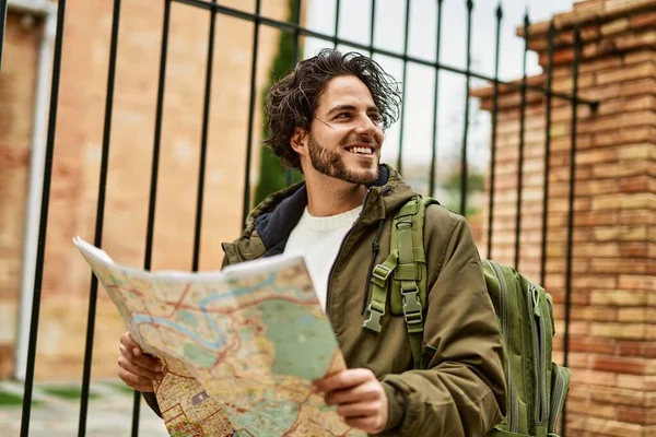 Schöner Hispanischer Mann Schaut Auf Die Reisekarte Der Stadt — Stockfoto