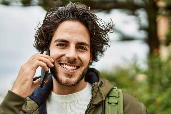 Schöner Hispanischer Mann Telefoniert Park — Stockfoto