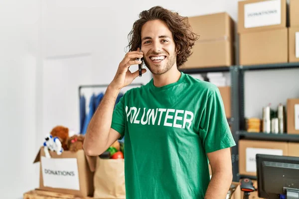Jonge Spaanse Vrijwilliger Glimlachend Gelukkig Praten Smartphone Het Liefdadigheidscentrum — Stockfoto