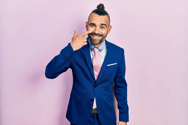 Junger Hispanischer Mann Businessanzug Und Krawatte Zeigt Mit Der Hand — Stockfoto
