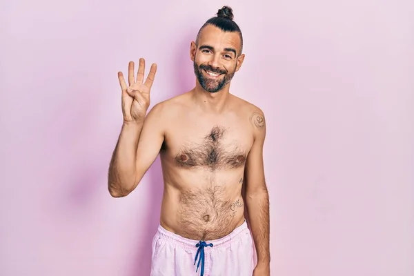 Mladý Hispánec Bez Košile Plavkách Ukazuje Ukazuje Prsty Číslo Čtyři — Stock fotografie