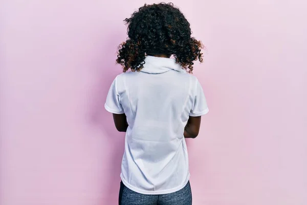 Young African American Woman Wearing Sportswear Towel Standing Backwards Looking — Stock fotografie