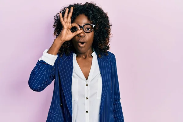 Young African American Woman Wearing Business Clothes Glasses Doing Gesture — Stockfoto