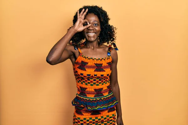 Young African American Woman Wearing Traditional African Clothes Doing Gesture — Stockfoto