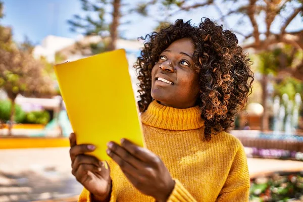 Mujer Afroamericana Sonriendo Libro Lectura Segura Parque —  Fotos de Stock