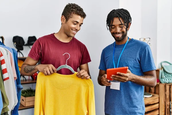 Twee Mannen Vragen Winkelier Kleding Maat Met Behulp Van Touchpad — Stockfoto