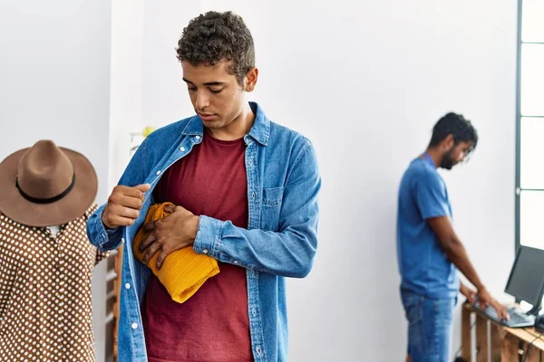 Twee Mannen Winkelier Klant Dief Stelen Kleding Kledingwinkel — Stockfoto