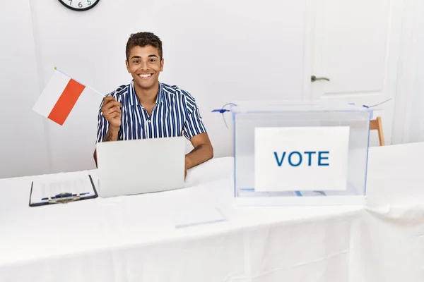 Homem Hispânico Bonito Novo Eleição Campanha Política Que Prende Bandeira — Fotografia de Stock