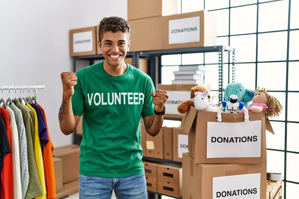 Homem Hispânico Bonito Jovem Vestindo Shirt Voluntária Doações Ficar Muito — Fotografia de Stock