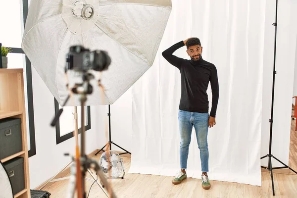 Jonge Spaanse Man Met Baard Die Zich Voordeed Als Model — Stockfoto