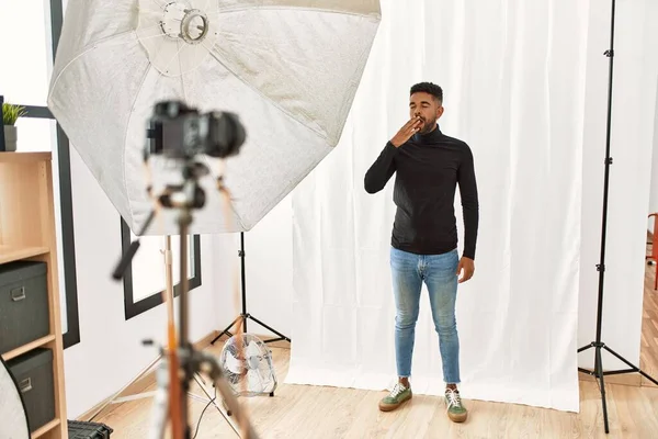 Jonge Spaanse Man Met Baard Die Zich Voordeed Als Model — Stockfoto