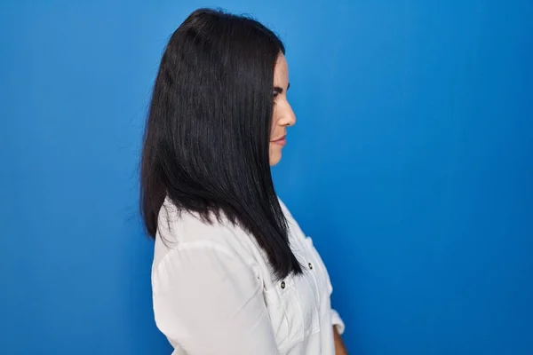 Young Hispanic Woman Standing Blue Background Looking Side Relax Profile — Stock Fotó