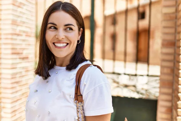 Joven Chica Hispana Sonriendo Feliz Pie Ciudad —  Fotos de Stock