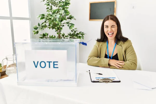 Jeune Femme Brune Assise Table Élection Avec Vote Clin Oeil — Photo