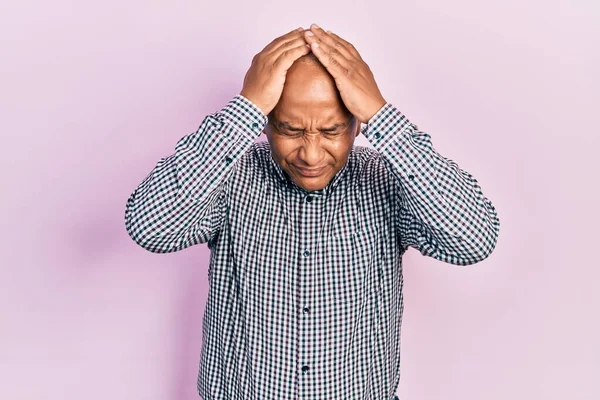 Lateinamerikanischer Mann Mittleren Alters Lässiger Kleidung Der Unter Kopfschmerzen Leidet — Stockfoto