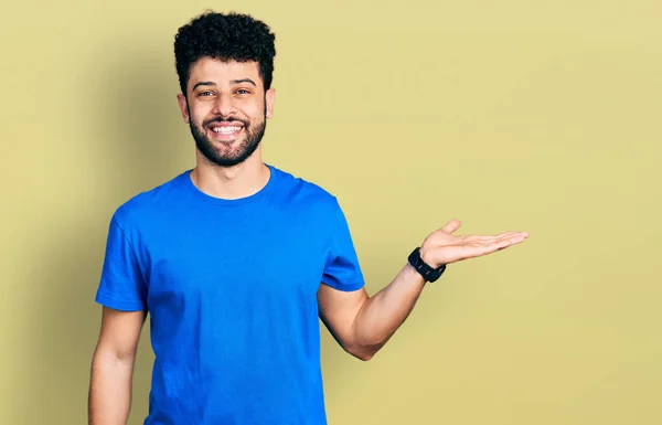 Hombre Árabe Joven Con Barba Vistiendo Camiseta Azul Casual Sonriendo — Foto de Stock