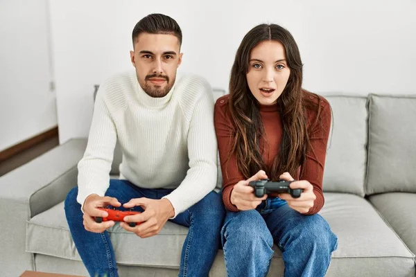 Jovem Casal Hispânico Jogando Videogame Sentado Sofá Casa — Fotografia de Stock