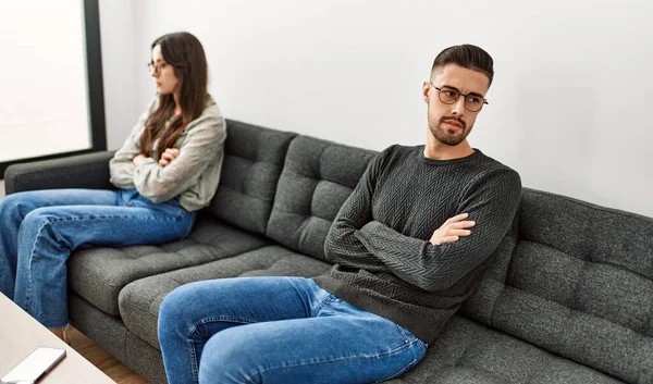Junge Hispanische Paar Wütend Sitzt Auf Dem Sofa Der Stille — Stockfoto