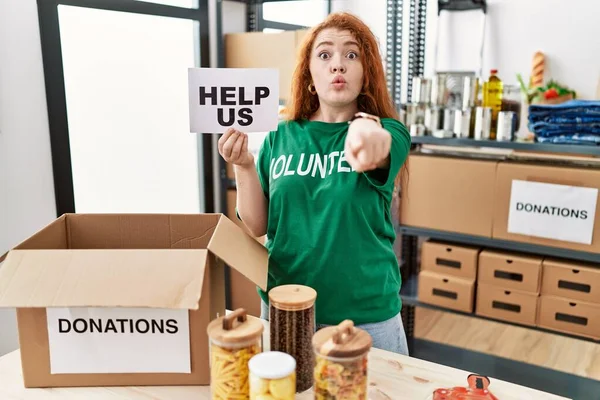 Young Redhead Woman Wearing Volunteer Shirt Holding Help Banner Pointing — Stock fotografie