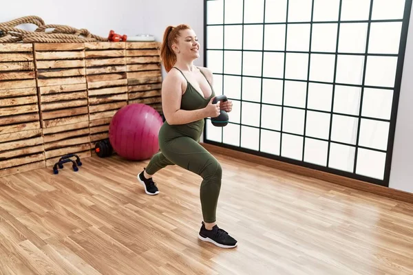 Mujer Pelirroja Joven Sonriendo Entrenamiento Seguro Con Kettlebell Centro Deportivo —  Fotos de Stock