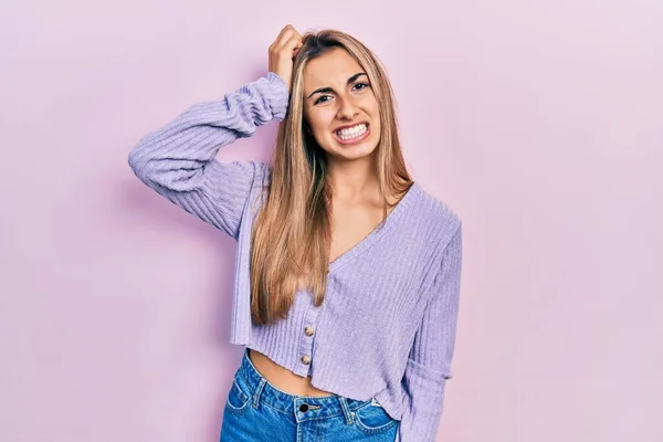 Mooie Latijns Amerikaanse Vrouw Draagt Casual Shirt Verwarren Vragen Vraag — Stockfoto