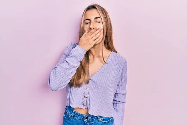 Hermosa Mujer Hispana Con Camisa Casual Aburrida Bostezando Cansada Cubriendo —  Fotos de Stock