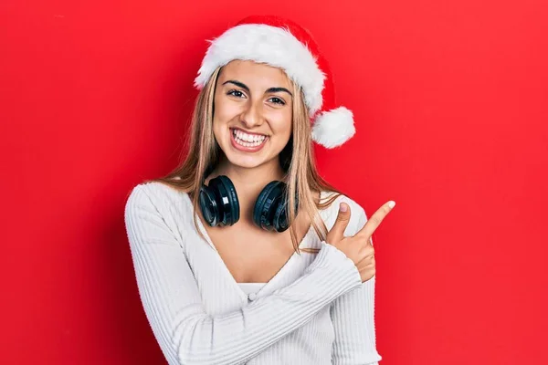 Mulher Hispânica Bonita Usando Chapéu Natal Fones Ouvido Sorrindo Alegre — Fotografia de Stock