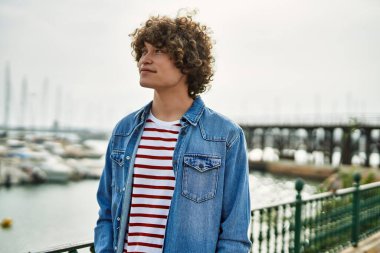 Limanda gülümseyen İspanyol genç adam.