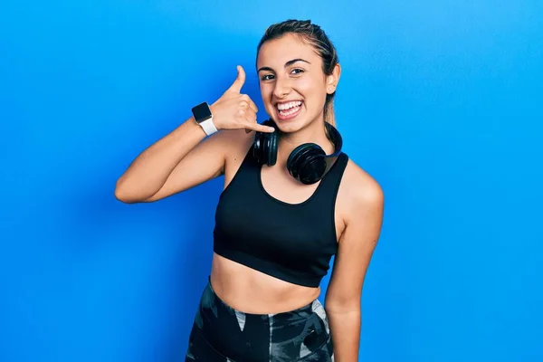 Hermosa Mujer Hispana Vistiendo Ropa Gimnasia Usando Auriculares Sonriendo Haciendo — Foto de Stock