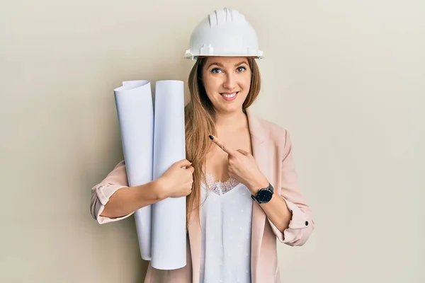 Jonge Blonde Vrouw Dragen Veiligheid Helm Houden Blauwdrukken Glimlachen Gelukkig — Stockfoto