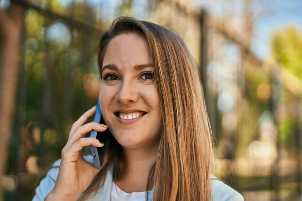 Junge Blonde Geschäftsfrau Lächelt Glücklich Und Plaudert Auf Dem Smartphone — Stockfoto