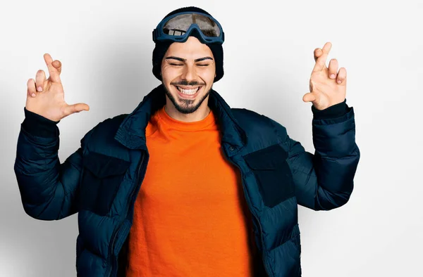 Young Hispanic Man Beard Wearing Snow Wear Sky Glasses Gesturing — Foto Stock