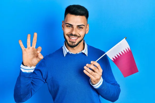 Joven Hombre Hispano Con Barba Sosteniendo Bandera Qatar Haciendo Buen —  Fotos de Stock