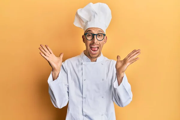 Skallig Man Med Skägg Bär Professionell Kock Uniform Firar Galen — Stockfoto