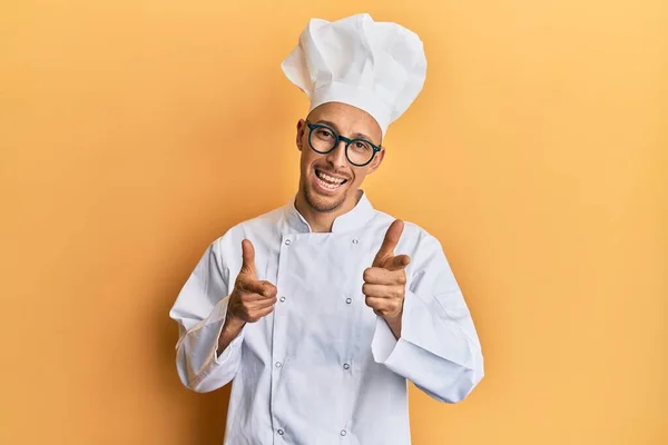 Skallig Man Med Skägg Bär Professionell Kock Uniform Pekar Finger — Stockfoto