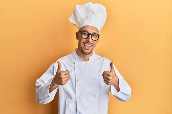 Hombre Calvo Con Barba Vistiendo Profesional Cocinero Signo Éxito Uniforme — Foto de Stock