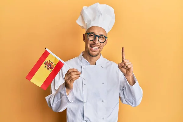 Hombre Calvo Con Barba Vistiendo Delantal Cocinero Profesional Sosteniendo Bandera — Foto de Stock