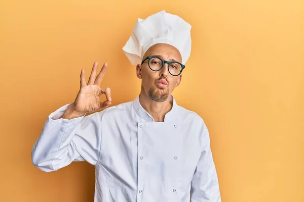 Plešatý Muž Vousy Profesionální Kuchařské Zástěře Dělá Gesto Při Pohledu — Stock fotografie