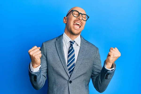 Καραφλός Άνθρωπος Γενειάδα Φορώντας Επιχειρηματικό Σακάκι Και Γυαλιά Πολύ Χαρούμενος — Φωτογραφία Αρχείου
