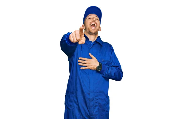 Plešatý Muž Vousy Uniformě Stavitele Kombinézy Smějící Ukazující Prstem Kameru — Stock fotografie