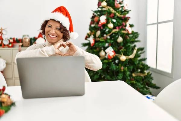 Μεσήλικας Ισπανίδα Γυναίκα Χρησιμοποιώντας Φορητό Υπολογιστή Κάθεται Από Χριστουγεννιάτικο Δέντρο — Φωτογραφία Αρχείου