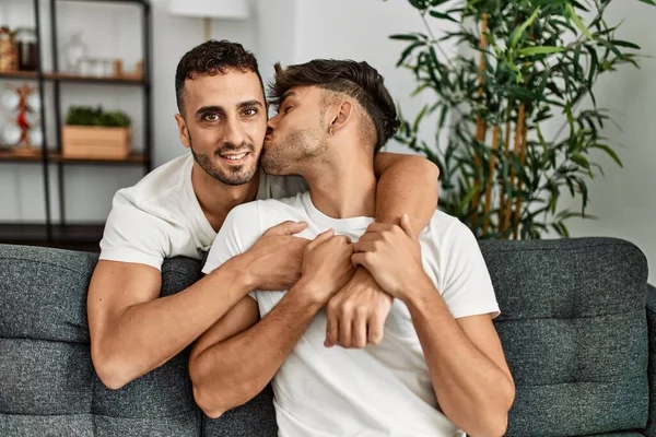 Deux Hommes Hispaniques Couple Souriant Confiant Embrassant Maison — Photo