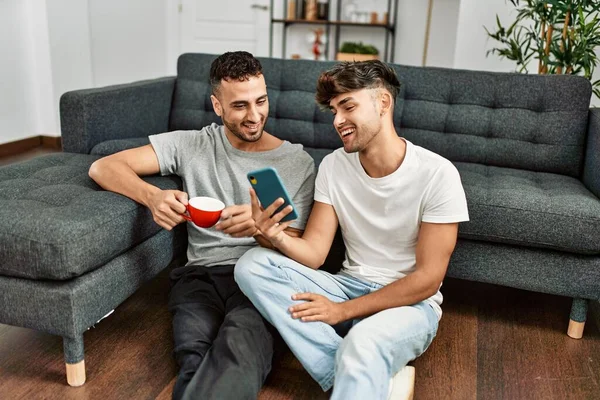 Dois Homens Hispânicos Casal Usando Smartphone Beber Café Casa — Fotografia de Stock