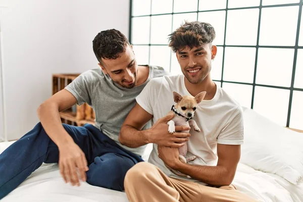 Dois Homens Hispânicos Casal Abraçando Outro Sentado Cama Com Chihuahua — Fotografia de Stock