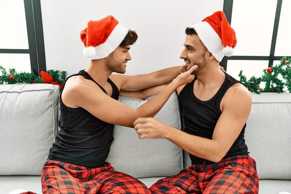 Spanyol Erkek Noel Süsünün Yanında Oturmuş Birbirlerine Sarılıyorlar — Stok fotoğraf