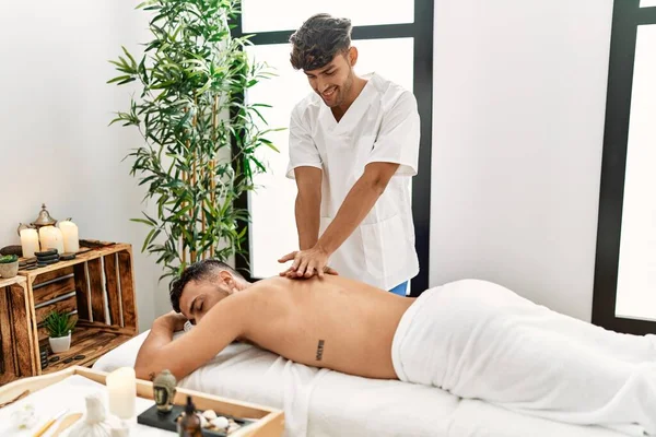 Zwei Hispanische Männer Physiotherapeut Und Patient Bei Reha Sitzung Massage — Stockfoto
