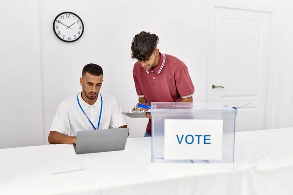 Dos Trabajadores Partidos Políticos Hispanos Sonriendo Felices Trabajando Universidad Electoral — Foto de Stock