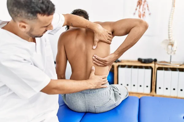 Dois Homens Hispânicos Fisioterapeuta Paciente Tendo Sessão Reabilitação Massageando Volta — Fotografia de Stock